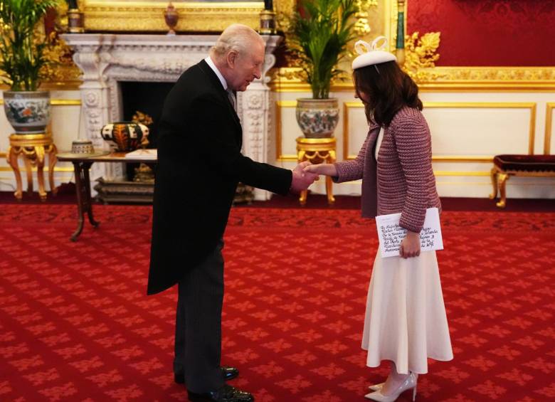 Laura Camila Sarabia Torres presenta sus cartas credenciales ante el rey Carlos III durante una audiencia en el Palacio de St. James, en Londres, oficializando su misión como embajadora de Colombia en el Reino Unido. FOTO: GETTY IMAGES.