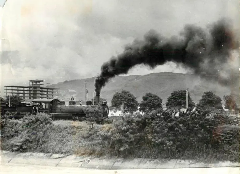 Paso del ferrocarril de Antioquia cerca del río Medellín. FOTO: Archivo EL COLOMBIANO