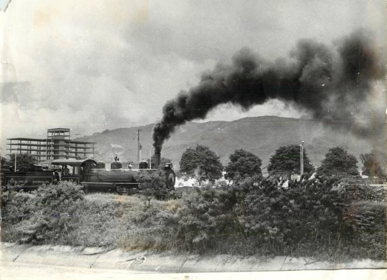 Paso del tren cerca del río Medellín. FOTO: Archivo EL COLOMBIANO