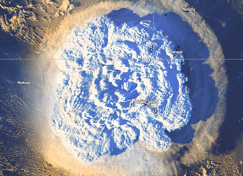 Imagen satelital proporcionada por los Servicios Meteorológicos de Tonga muestra erupción explosiva del volcán Hunga Tonga-Hunga. Foto EFE