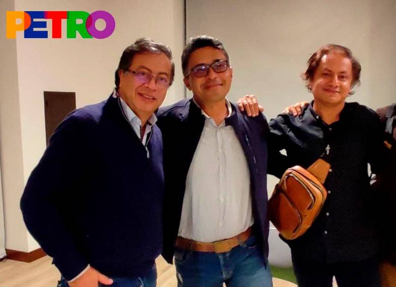 Gustavo Petro, ubicado a la izquierda, y su hermano Juan Fernando Petro, ubicado a la derecha . FOTO tomada de twitter