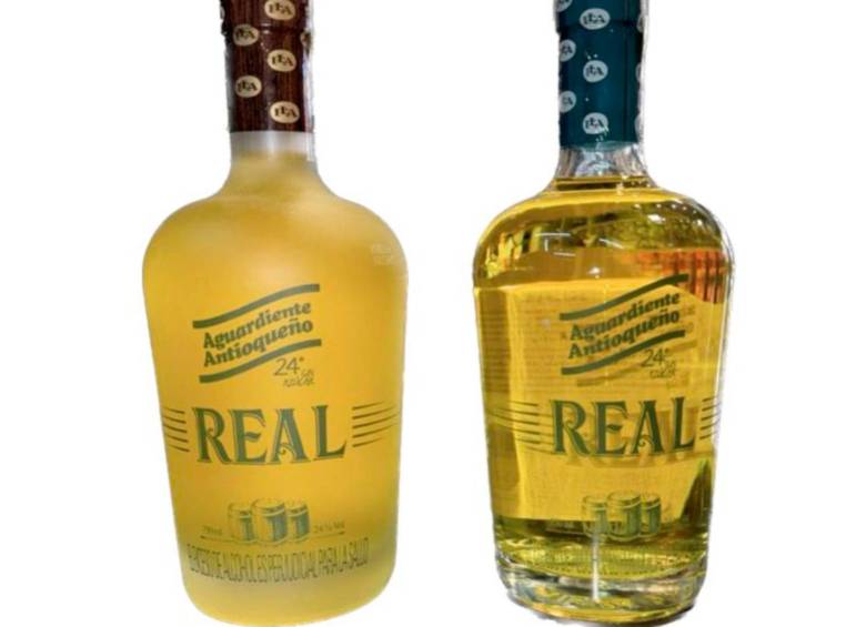 A la izquierda, la nueva edición limitada del Aguardiente Real 24° de la FLA; a la derecha, la edición lanzada en diciembre que fue sujeta de las medidas de la SIC. FOTO CORTESÍA