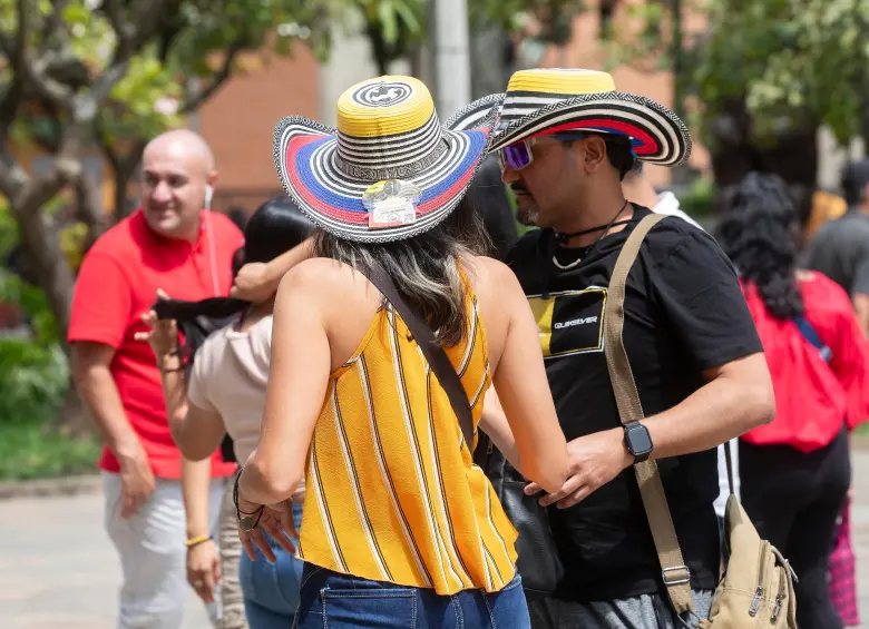 Según las autoridades, el sujeto capturado habría contactado a las víctimas en las redes sociales. Foto: EL COLOMBIANO