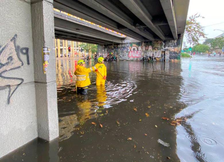 Una de las afectaciones por los aguaceros se presentó en la glorieta de San Juan con Ferrocarril. FOTO: CORTESÍA