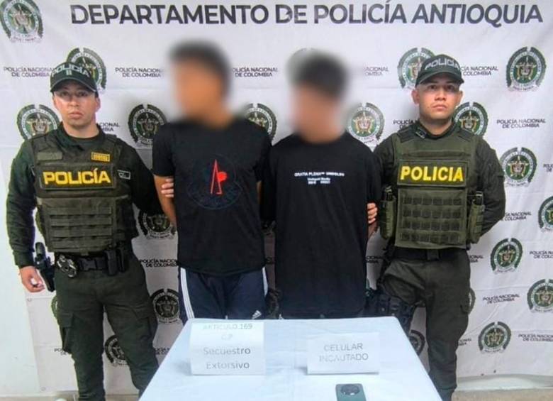 Estos son los dos hombres que fueron capturados durante el operativo en el que liberaron al transportador de alimentos. FOTO: POLICÍA ANTIOQUIA