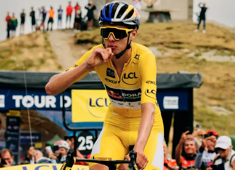 Lorenzo Mark Finn celebra su victoria en Ceresole Reale-Lago Serrù, donde conquistó el título del Tour de l’Avenir y confirmó su gran temporada. FOTO: @RBH_ProCycling