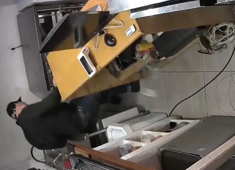 Una mujer fue brutalmente agredida por su empleado en una pastelería de Usaquén, en Bogotá. FOTO: Captura de video 