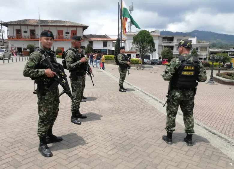 Miembros del Gaula Militar durante un patrullaje en el centro de Abejorral. FOTO: Cortesía