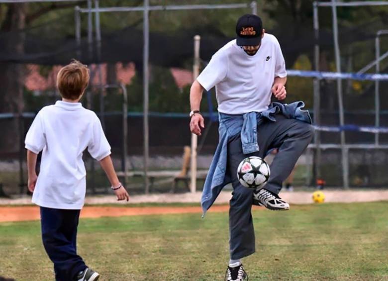 Gerard Piqué disfruta de una tarde de fútbol en Miami con sus hijos, Milan y Sasha, mientras Shakira continúa su exitosa gira por Latinoamérica. FOTO: Backgrid | Grosby Group