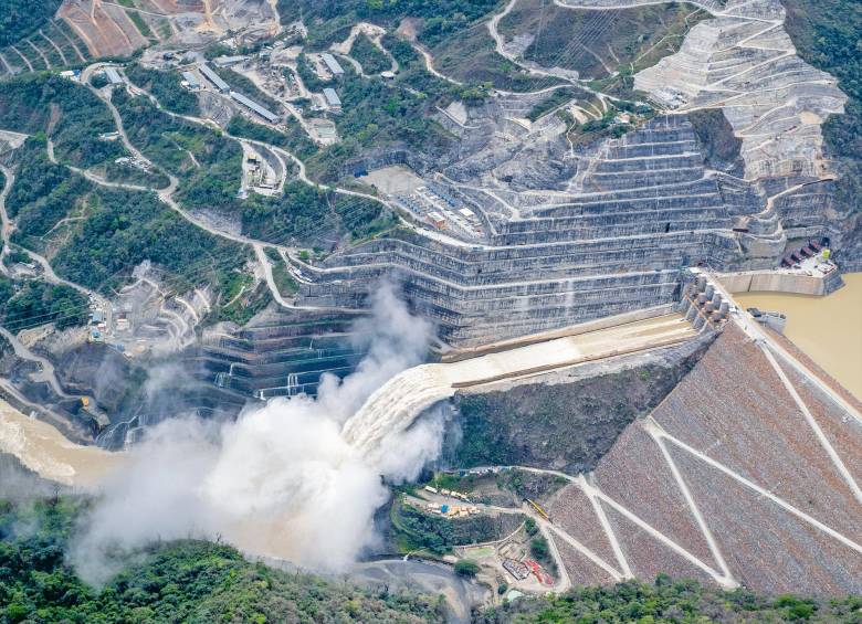 Imagen aérea de las obras principales de Hidroituango: la presa, el embalse y el vertedero. FOTO JUAN ANTONIO SÁNCHEZ