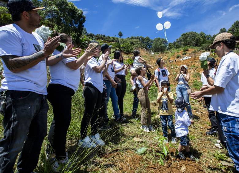 La familia Hernández sembró árboles y elevó globos por Agustín Ortiz, María Georgina Hernández y Juan David Lozano, padres e hijo de Norely Hernández, fallecidos en la tragedia de Granizal. Foto: Julio César Herrera 