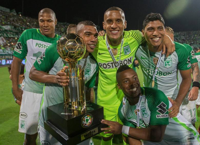 En la imagen, Bonilla celebrando la Recopa, otro de los títulos que ganó con el verde. FOTO archivo 