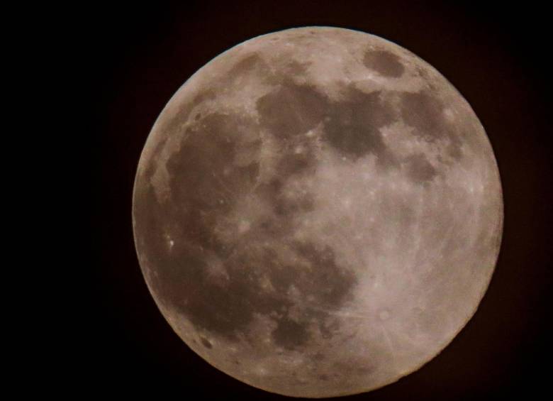 Este fenómeno se produce cuando la distancia entre la tierra y la luna es mínima, se conoce con el nombre de perigeo. La superluna puede ser hasta 12% más grande y 15 por ciento más brillante que una luna llena normal. Foto EFE