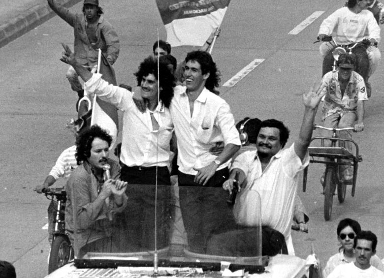 En la foto (izquierda) aparece Guillermo Montoya con el Paisita Múnera Eastman, Leonel Álvarez y Andrés Escobar en el recibimiento a los campeones de la Copa Libertadores de 1989. Foto archivo EL COLOMBIANO