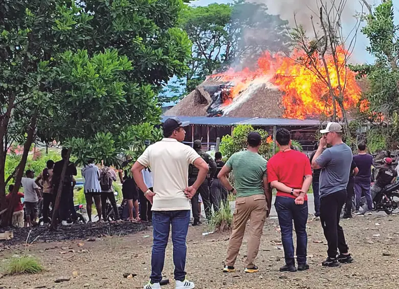Uno de los últimos actos vandálicos en el marco del paro minero fue la quema de un kiosco en el que los manifestantes intentaban ocultarse del accionar de la Fuerza Pública. FOTOS Santiago Olivares Tobón