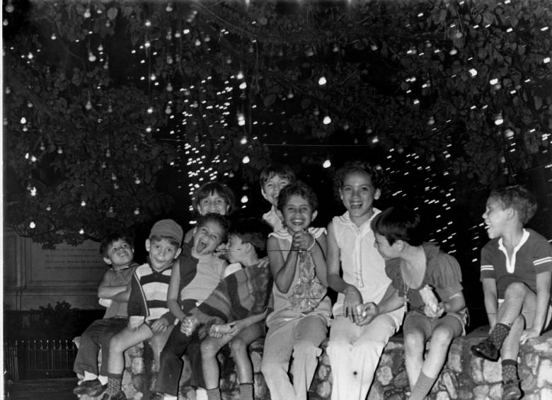 Un grupo de niños disfruta las luces en el parque de Bolívar en 1973. FOTO ARCHIVO EL COLOMBIANO