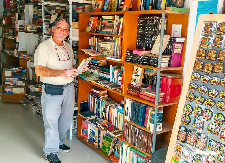 En su librería, Picolino tiene un espacio dedicado a los escritores del Urabá. También vende libros clásicos. FOTO cortesía.