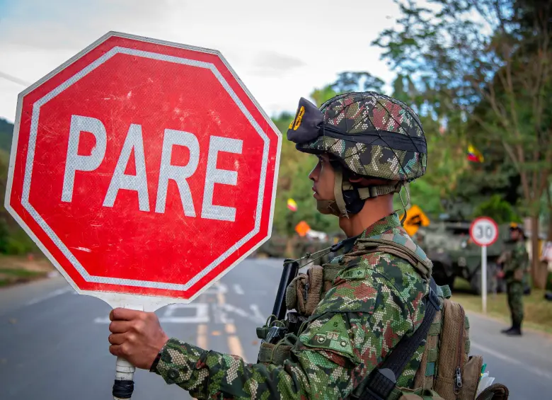 Los militares estaban vigilando la vía, cuando les informaron de la presencia de hombres armados en unos vehículos.. FOTO: IMAGEN DE REFERENCIA - CORTESÍA EJÉRCITO.