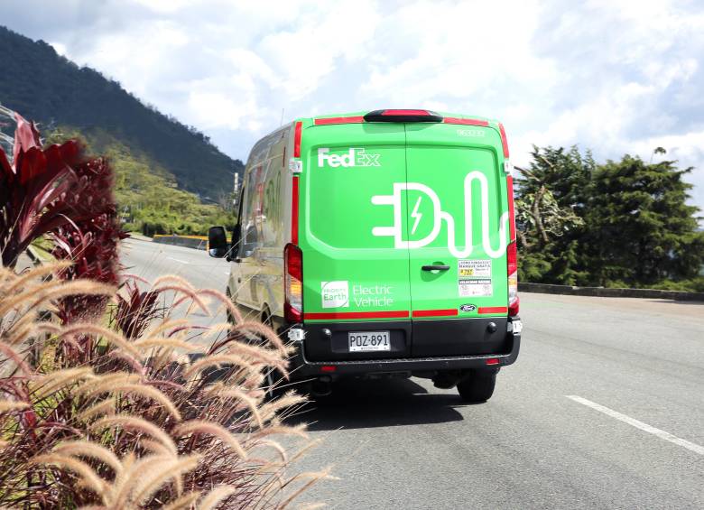 La operación local de FedEx se apalanca en más de 300 colaboradores, una red de más de 90 vehículos, 23 centros de envío y ocho centros de distribución. FOTO: FedEx.