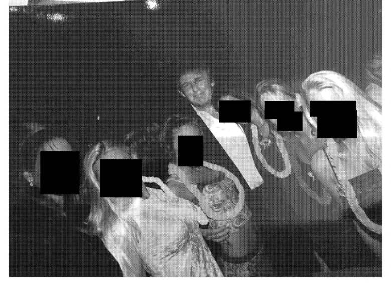 Imagen de archivo muestra a Donald Trump posando con mujeres en una foto del archivo personal de Jeffrey Epstein, divulgada por demócratas del Congreso. FOTO: AFP. 