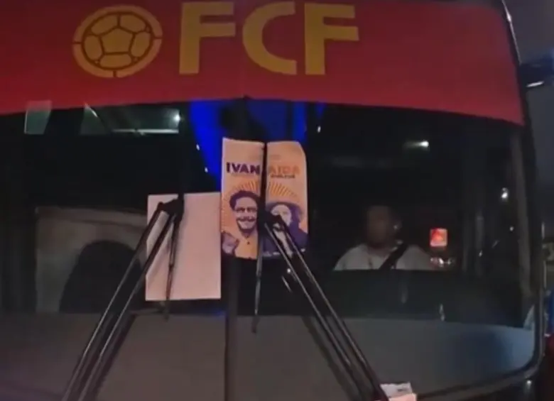 El conductor del bus de la Selección Colombia fue retenido por un grupo de manifestantes y seguidores de Iván Cepeda, quienes vandalizaron el bus. FOTO PANTALLAZO