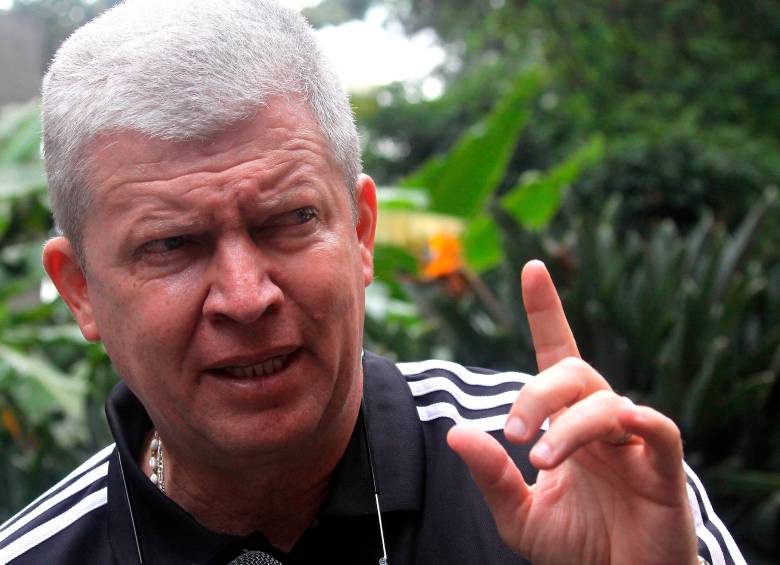 El exfutbolista y entrenador Norberto Peluffo (Gol Caracol, a la derecha de la pantalla) le ha dedicado toda su vida al fútbol. Foto: Julio César Herrera