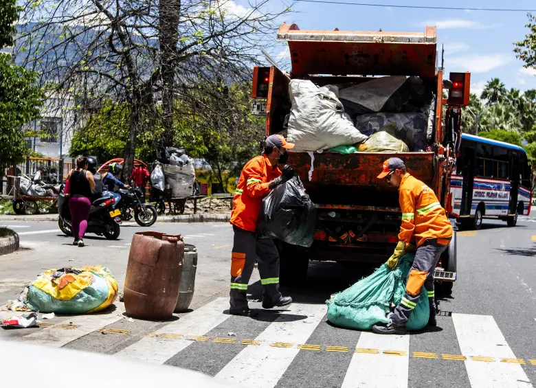 Operarios de Emvarias realizan una jornada de recolección de basuras en Medellín. Foto: Julio César Herrera Echeverri.
