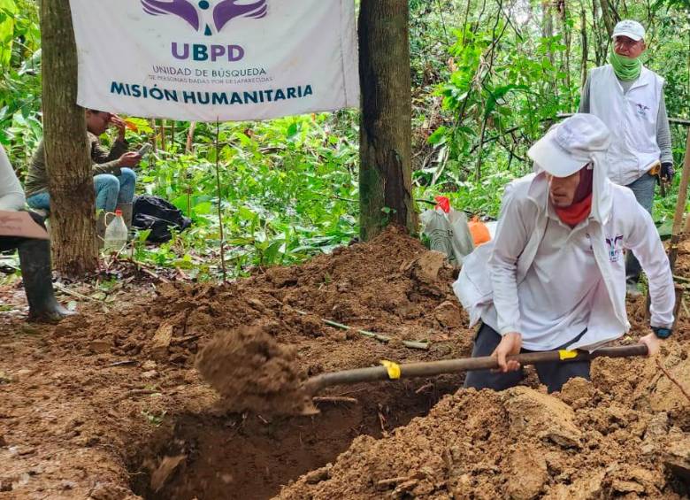 Los restos hallados en una zona de complejo acceso fueron entregados a Medicina Legal que determinará si se trata del campesino asesinado en 1999. FOTO: CORTESÍA