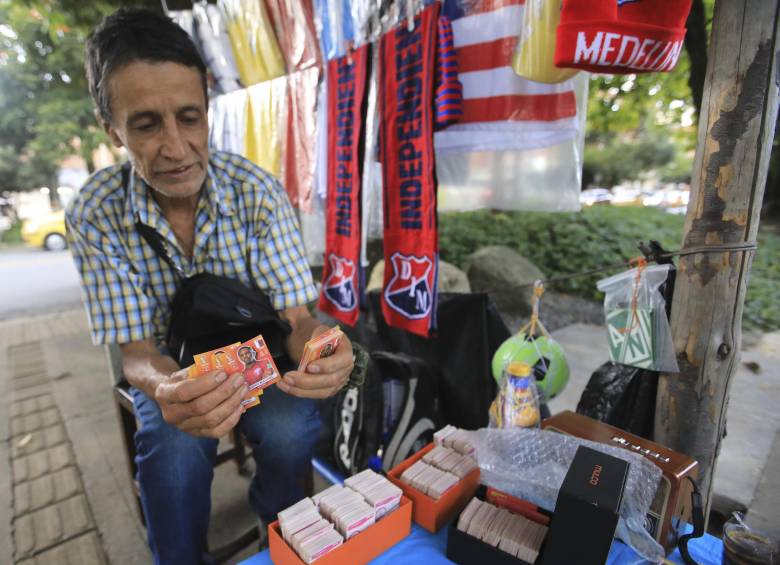 Venta de caramelos del álbum de Panini del mundial de Qatar 2022 en Medellín. FOTO: ESNEYDER GUTIÉRREZ