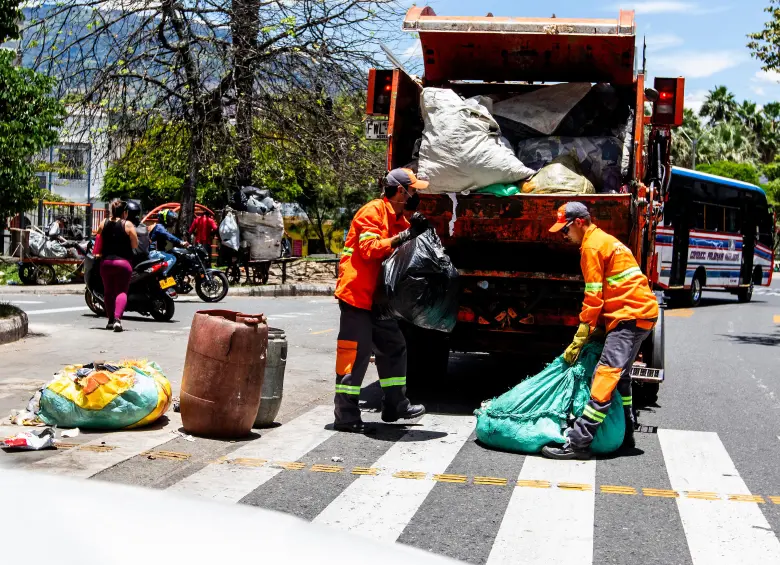 Los datos de 2023 daban cuenta de que mientras en Medellín la tasa de aprovechamiento del servicio de aseo era del 13,69% en 2023, en Bogotá estaba en 42,53%. FOTO: Julio César Herrera