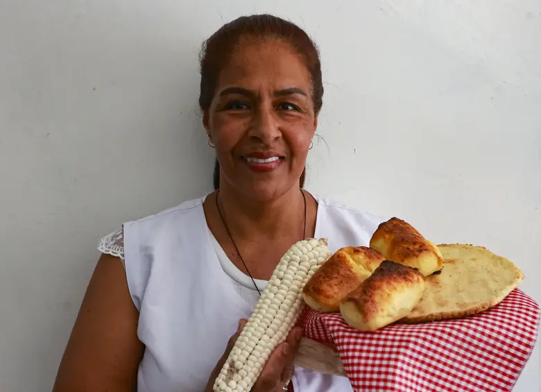 Socorro Isaza es la encargada de El Buen Pandequeso, negocio de hace varias décadas en Marinilla donde aún se ven varias preparaciones de capio como los pancitos dulces y las tejas. FOTO Manuel Saldarriaga