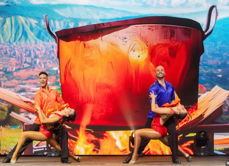 Los bailarines de Barrio Candela rindieron homenaje a las músicas que se escuchan en los barrios de Medellín. La escenografía tuvo un papel importante en el desarrollo de la historia. Foto: Esneyder Gutiérrez. 