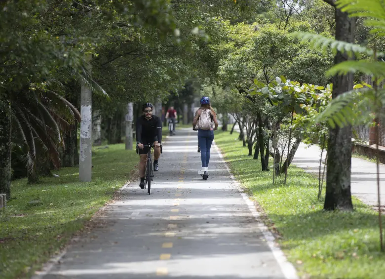 El proyecto de ley le abre la puerta a la circulación de patinetas y bicicletas eléctricas que puede alcanzar los 40 kilómetros por hora en las ciclorrutas. FOTO: EL COLOMBIANO