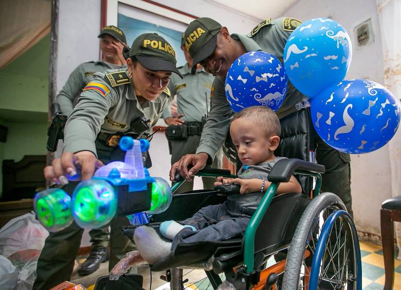 El patrullero Mercado de la policía ayuda a niños con dificultades. Foto: Esneyder Gutiérrez 