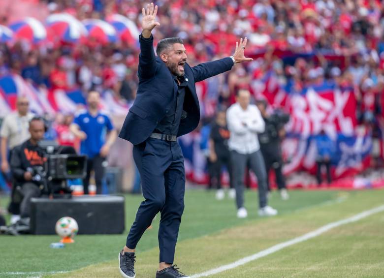 Atlético Nacional dirigido por Javier Gandofi fue quien abrió el marcador, con un gol de Edwin Cardona, desatando la euforia en las tribunas. Foto: Juan Antonio Sánchez.