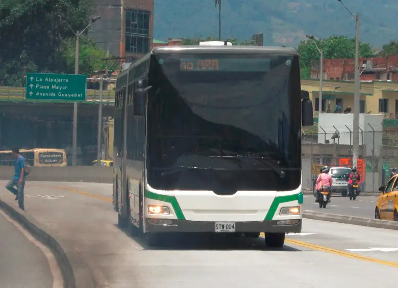 Las autoridades investigan bajo qué circunstancias se produjo el arrollamiento por parte del conductor de metroplús a uno de los habitantes de calle de La Minorista. FOTO: SANTIAGO OLIVARES TOBÓN