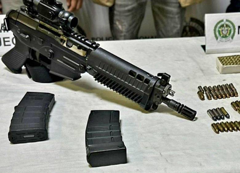 Esta subametralladora Sig Sauer P556 fue encontrada luego de la captura de tres personas por el asesinato de dos personas en el barrio La Paralela, de Medellín. FOTO: CORTESÍA