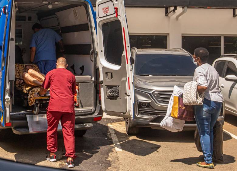 La ocupación de servicios de urgencia se aproxima al 100% en Medellín. Entre las implicaciones que esto tiene, a decenas de pacientes les toca esperar durante horas para recibir atención oportuna. FOTO carlos velásquez