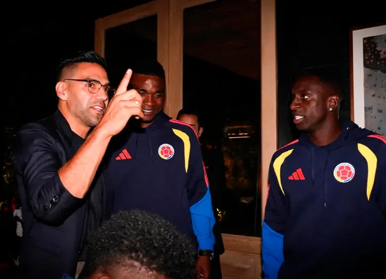 Falcao, al lado de Jhon Córdoba y Déiver Machado. FOTO: INSTAGRAM FEDERACIÓN