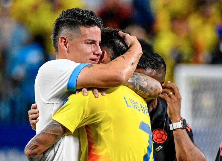 James y su sentido abrazo con Luis Díaz, dos de los grandes referentes de la Selección Colombia. FOTO X-SELECCIÓN COLOMBIA