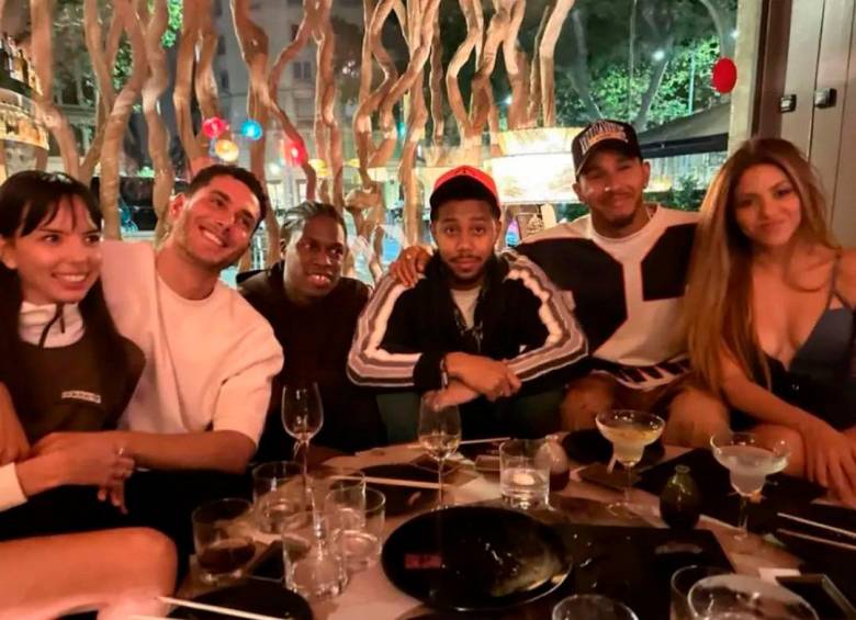 Shakira junto a Lewis Hamilton y varios de sus amigos en una cena en Barcelona. FOTO: TOMADA DE INSTAGRAM @f1_behindthescenes