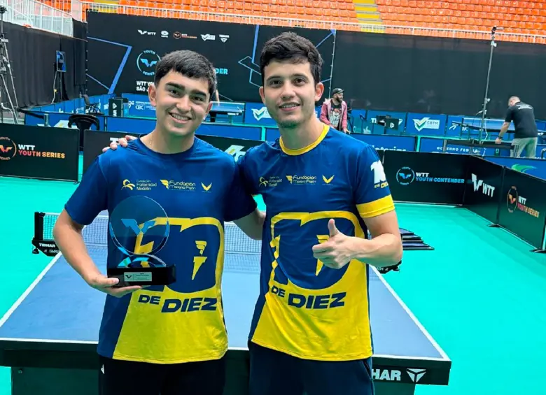 Emanuel Otálvaro y su entrenador Juan Camilo Giraldo tras obtener el título en Brasil. FOTO CORTESÍA