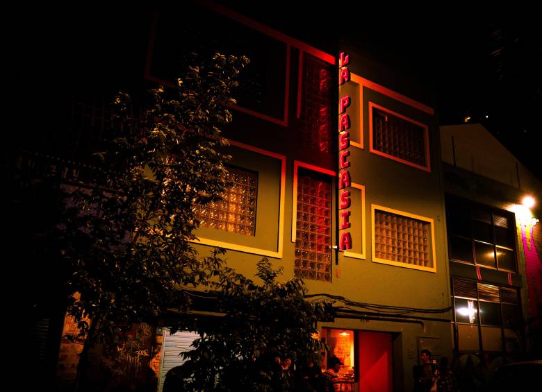 La Pascasia, en el centro de Medellín, se ha convertido en un refugio de artistas. En el viejo edificio sobre la calle Bomboná hay una librería, una tienda de discos, una tienda de diseño, restaurante y un gran salón para bailar como manda la tradición. 
