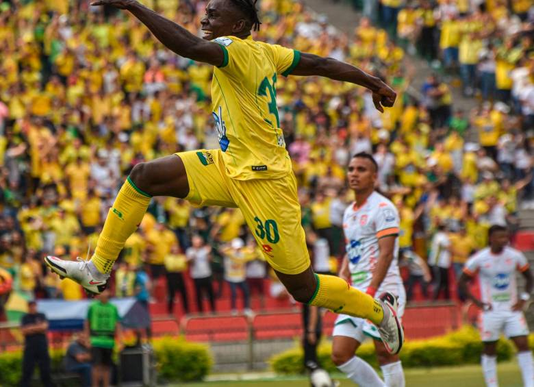 Joider Micolta celebra el primer gol en la victoria 3-1 de Bucaramanga sobre Envigado en el estadio Alfonso López. FOTO cortesía bucaramanga