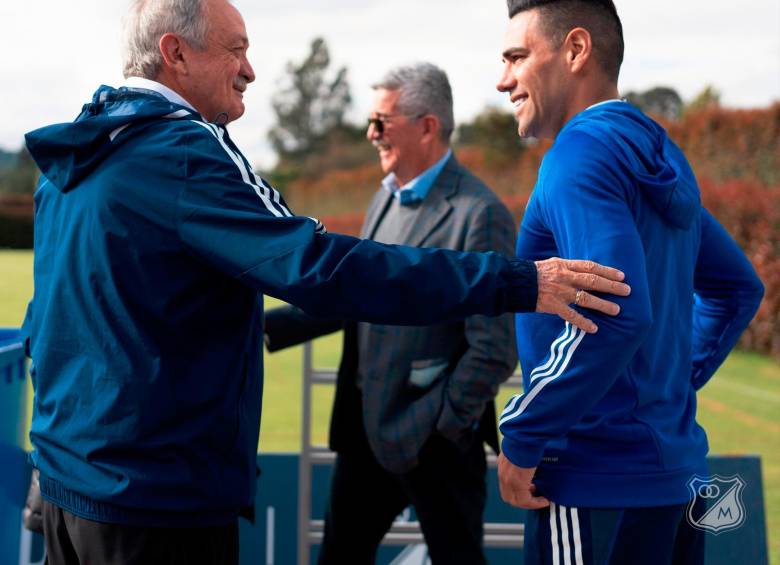 En la imagen aparecen el presidente de Millonarios, Enrique Camacho, y Radamel Falcao García. FOTO MILLONARIOS