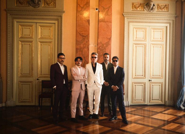 La banda bogotana presenta en el Teatro Metropolitano su etapa más desnuda: menos efectos, más espacio y canciones conocidas que suenan como nuevas. FOTO: Cortesía Diamante Eléctrico