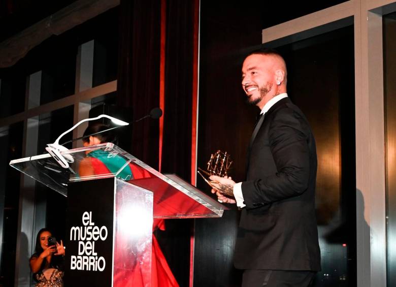 J. Balvin recibió el reconocimiento durante una gala celebrada en Nueva York. Foto: Cortesía.