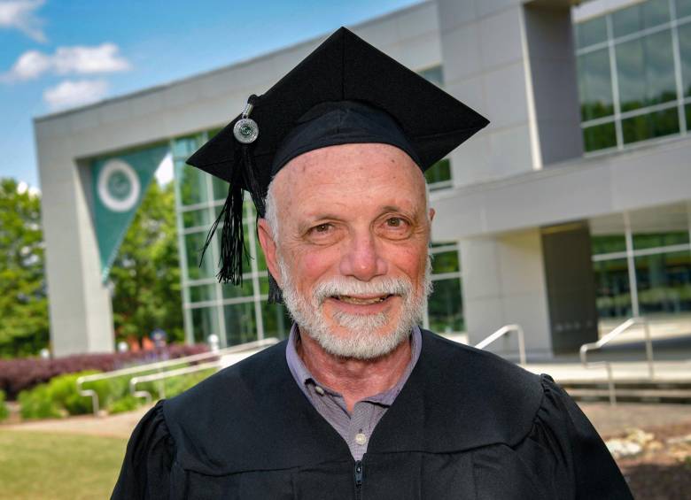 Estudió durante cuatro años para obtener su primer título universitario a los 72 años. FOTO: Georgia Gwinnett College