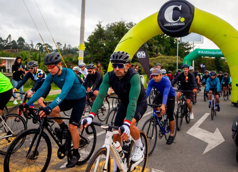 El Clásico El Colombiano volvió de manera presencial en octubre pasado con una rodada por el Oriente antioqueño, la cual sirvió de antesala para lo que será este mes el primer evento rutero de fondo y medio fondo del certamen. FOTO CAMILO SUÁREZ