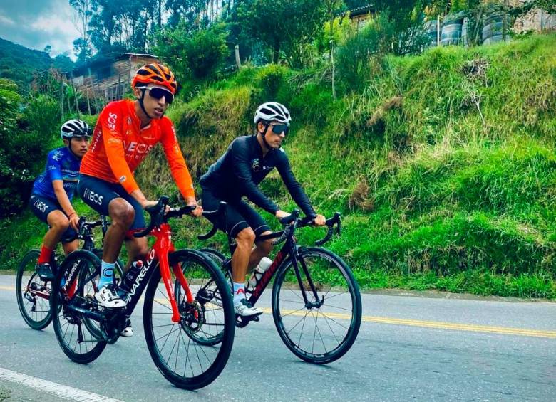 Egan Bernal (naranja), de 25 años de edad, impresiona con su recuperación. Para algunos expertos, el corredor volverá a competir a finales de la presente temporada. FOTO INSTAGRAM BERNAL